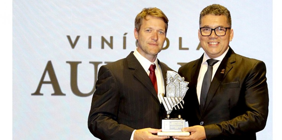 O gerente Comercial Regional Sul da Cooperativa Vinícola Aurora, Sílvio Martins Santos, recebeu em nome da organização o troféu de Melhor Fornecedora de Vinhos no Carrinho Agas 2023. 