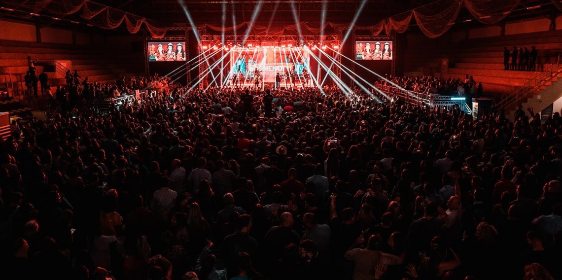 Show da dupla César Menotti & Fabiano reuniu mais de três mil pessoas no Ginásio Leonir Farina.