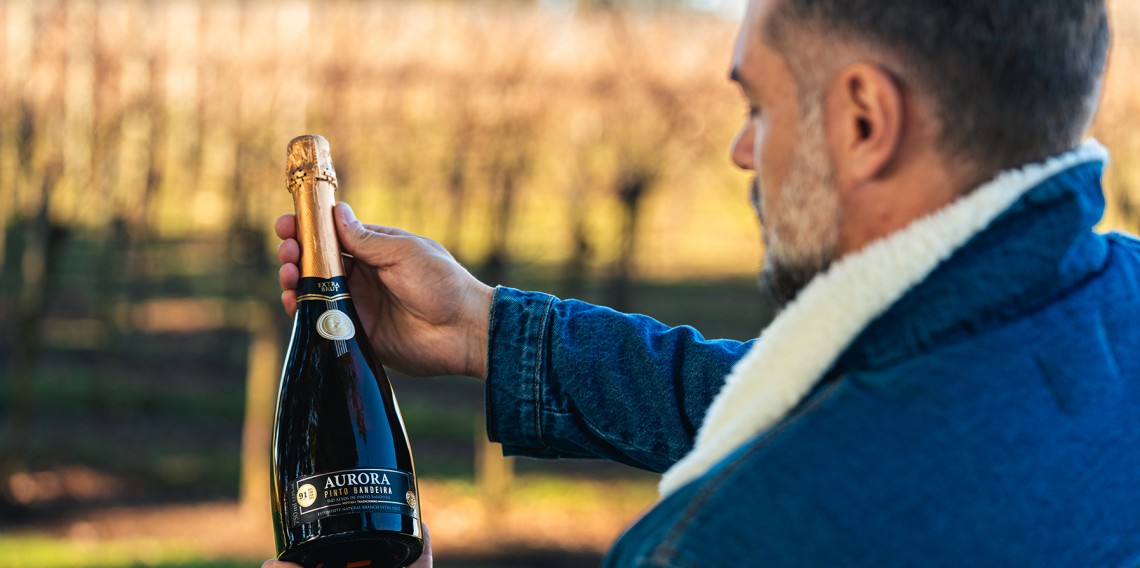 Aurora Pinto Bandeira Espumante Extra Brut, elaborado pelo Método Tradicional, possui terroir mundialmente reconhecido D.O. Altos de Pinto Bandeira