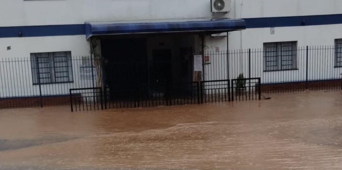 Escola Visconde De Cairú ficou inundada e teve matrículas canceladas no sábado