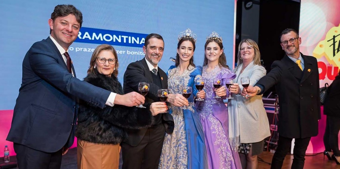 Prefeito Everson Kirch, vice-prefeita Beatriz Martin Bianco, presidente 33º FestiQueijo Francisco Guazzelli, Senhorita FestiQueijo Alessandra Sipp, Dama de Companhia Dayane Taís da Silva Fonseca, presidente da ACI Alexandra Käfer Rossi e secretário munici
