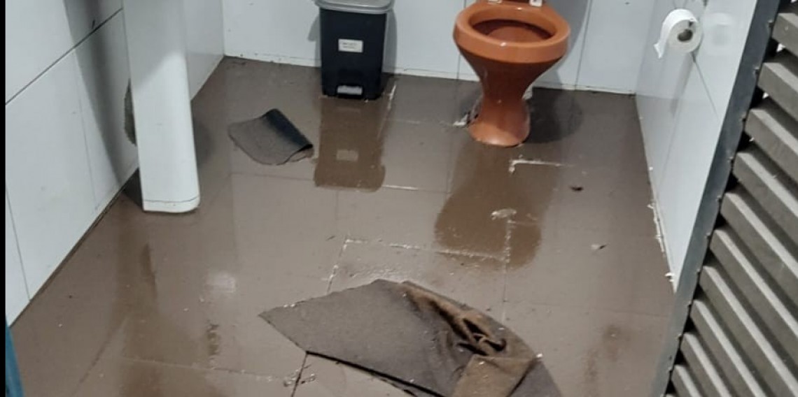 Empresa na Rua Armelindo Bortolini também foi invadida pelo lodo
