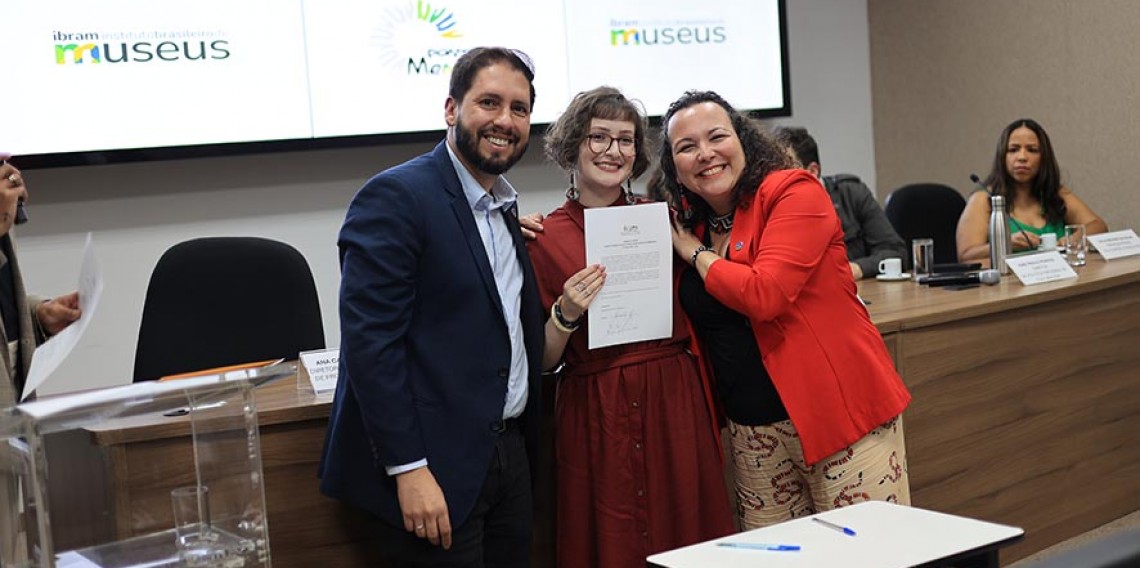 Geovana Erlo (C) ao lado do ministro da Cultura em exercício, Márcio Tavares, e da presidente do Ibram, Fernanda Castro