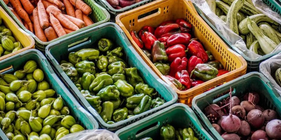 A queda foi influenciada principalmente pelos grupos Habitação (-0,90%) e Alimentação e bebidas (-0,46%), além do grupo Transportes (-0,27%)