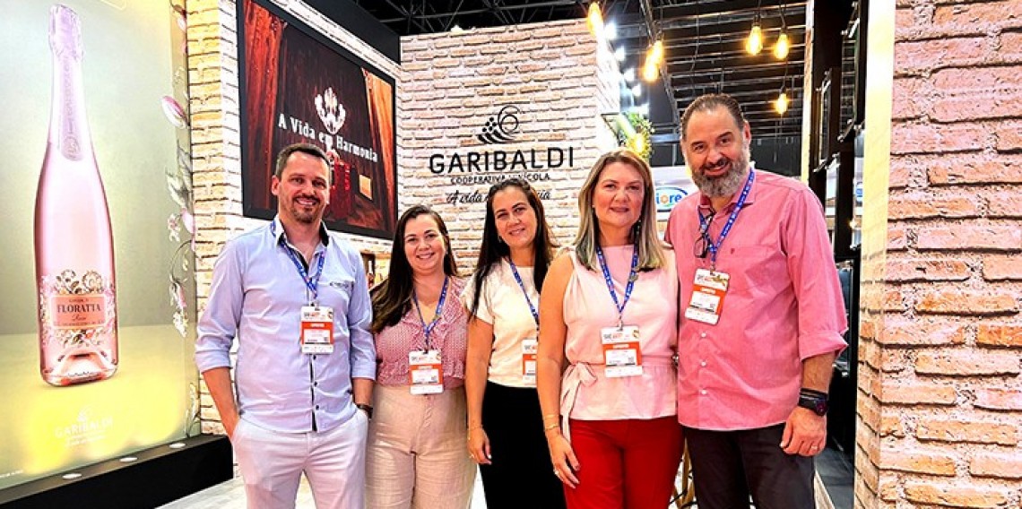 Equipe da Cooperativa Vinícola Garibaldi na SRE Expofood