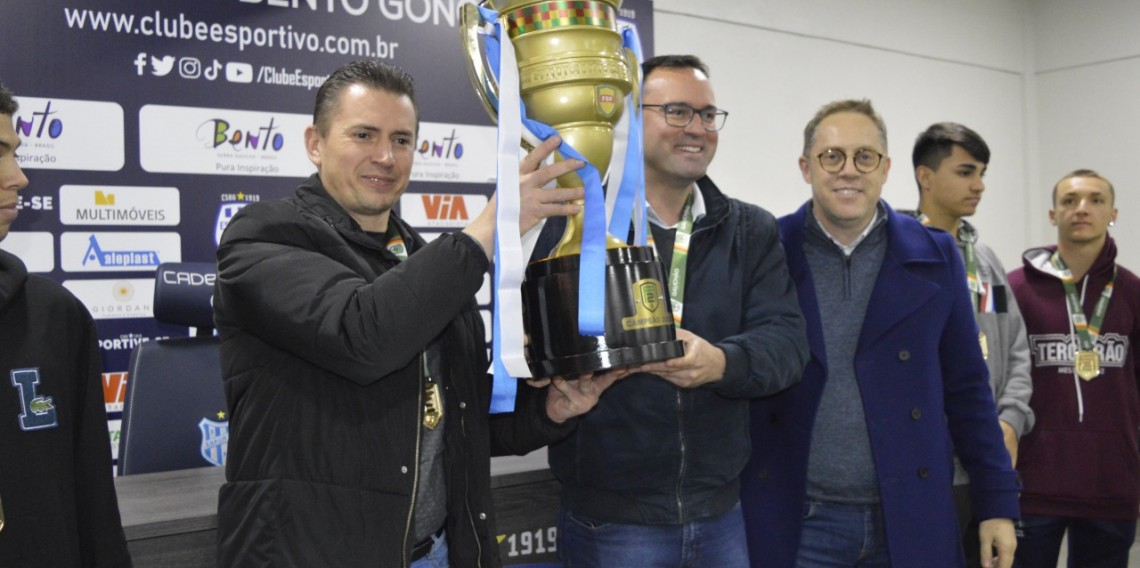 Presidente Luciano Hocsman, da Federação Gaúcha de Futebol, entregou o troféu de Campeão Gaúcho 2002 Série A2, conquistado pelo Clube Esportivo, ao presidente Leocir Glowacki, e ao prefeito de Bento Gonçalves, Diogo Siqueira.