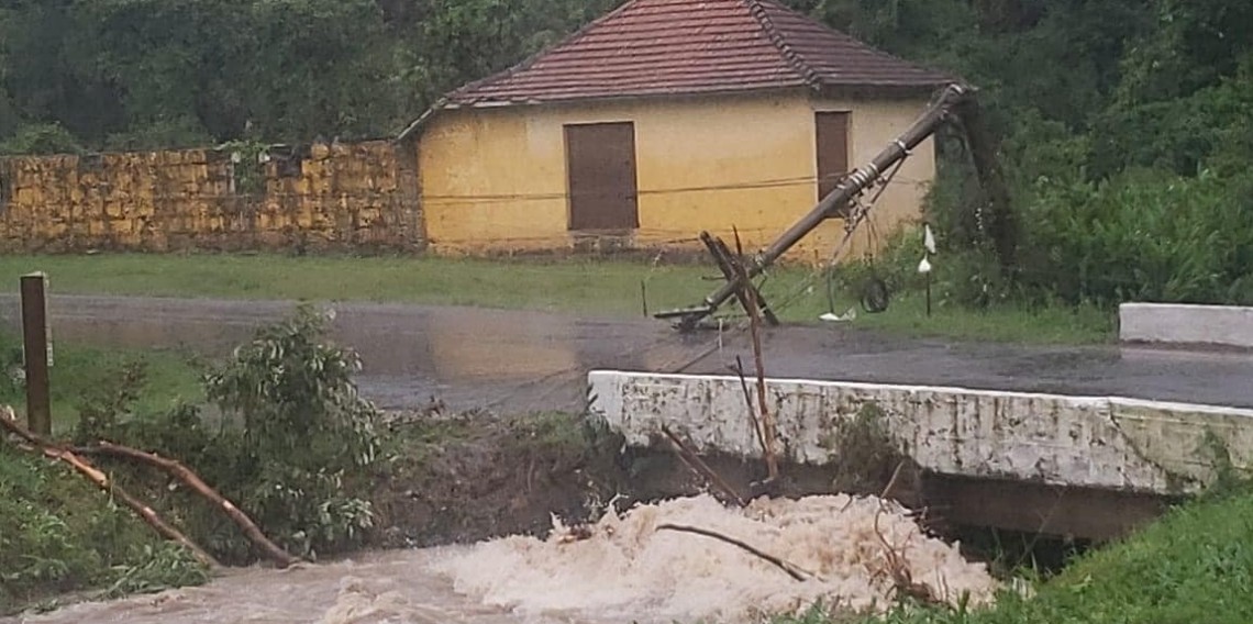 Estrada Alencar Araripe com o Arroio Marrecão cheio e queda de poste na via