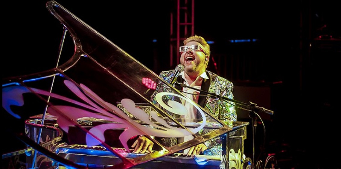 O artista gaúcho Rodrigo Soltton inova mais uma vez e estreia um projeto em homenagem a Elton John.