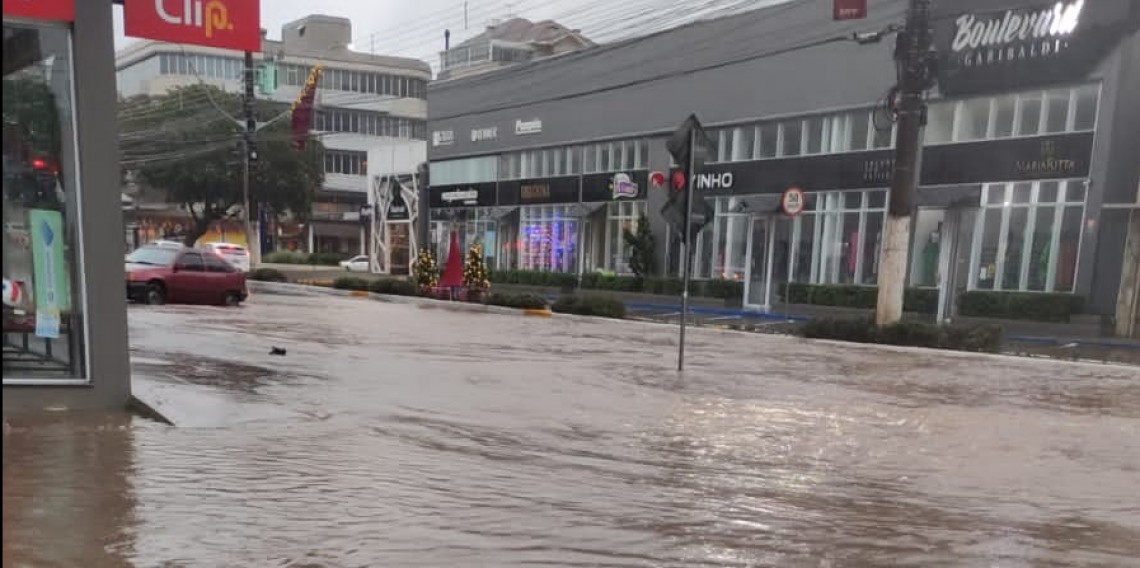 Avenida Independência, na altura do Boulevard também esteve inundada