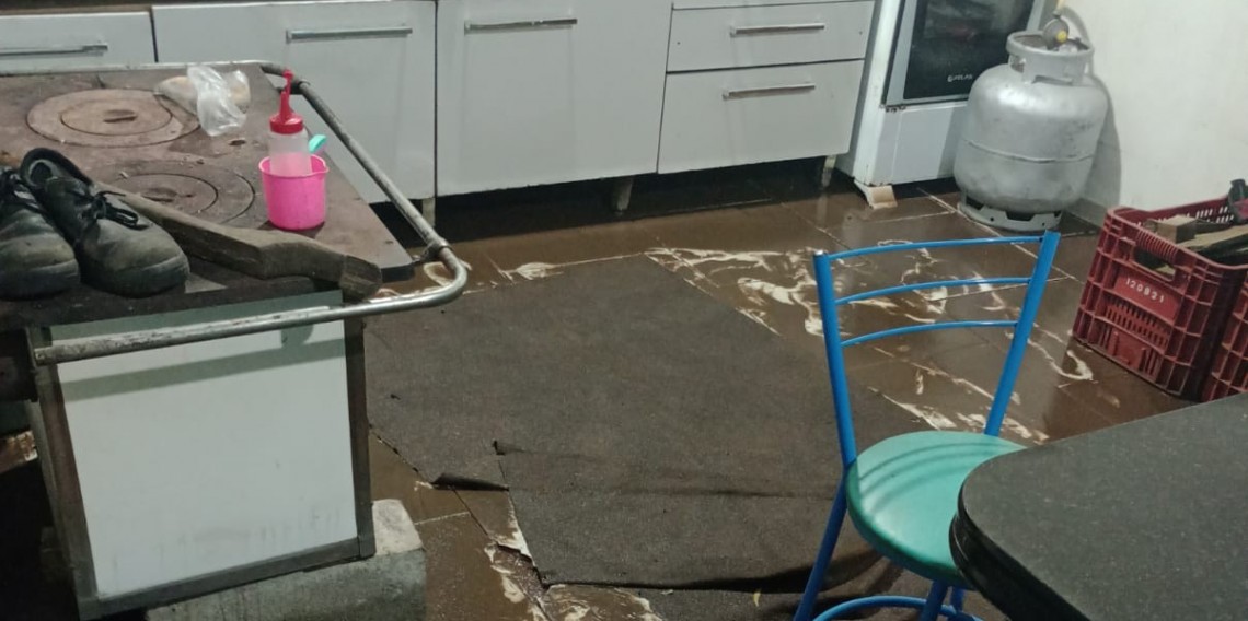 Casa inundada na Rua Armelindo Bortolini