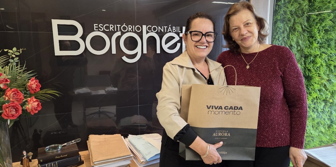 Presidente Orildes fez questão de visitar representantes do CRC visando parabeniza-los pelo Dia do Contabilista. No registro, com a contabilista Ana Maria Borghetti, representante do CRC em Garibaldi