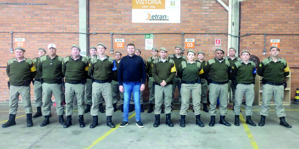 Marcelo Romio (ao centro) com integrantes do 3º Batalhão Rodoviário na sede do Dentran em Garibaldi.