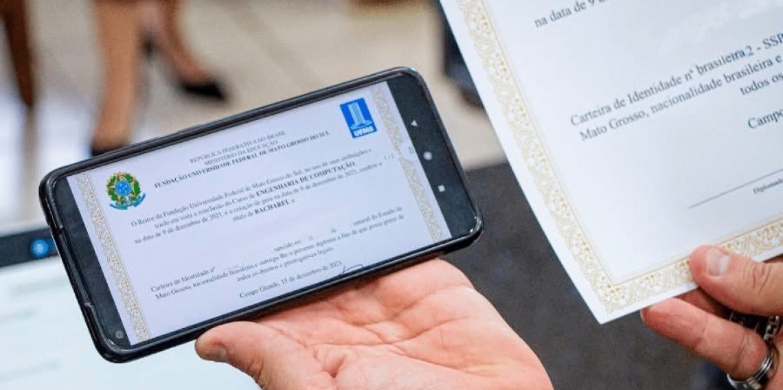 Diplomas de graduação deixam de ser impressos e passam a ser emitidos em formato digital a partir de julho de 2025. Medida vale para universidades públicas e privadas de todo o país.