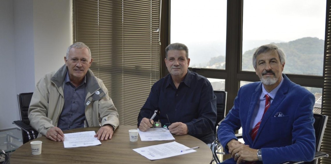 Juarez Piva, Deoclides dos Santos e Carlos Tramontini na assinatura da Convenção Coletiva