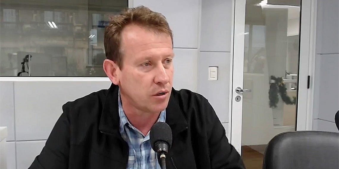 Secretário de Obras Alex Carniel anuncio ações pela Rádio Garibaldi e pediu atenção por parte da população