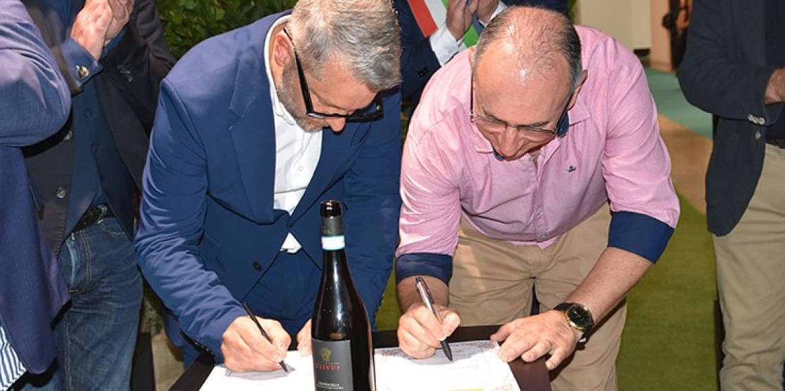 Assinatura do termo pelo presidente da Vigasio Eventi, Umberto Panarotto, e atual Secretário de Cultura e Turismo de Monte Belo, Alvaro Manzoni