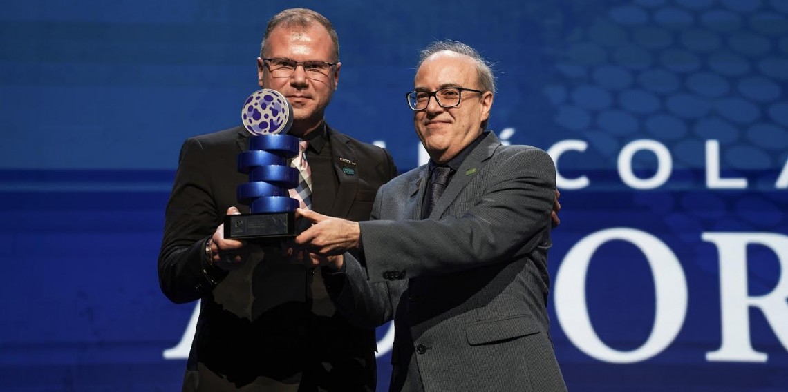 Diretor de Marketing e Vendas, Rodrigo Valerio, representou a cooperativa e recebeu a distinção da ADVB e recebeu os dois troféus       