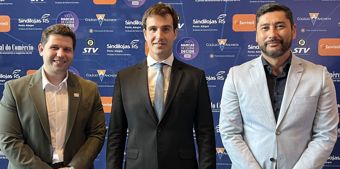  Yan Belo (E) e Marcio Cassiano (D), da Nutrire, com Giovanni Tumelero (C), presidente do Jornal do Comércio