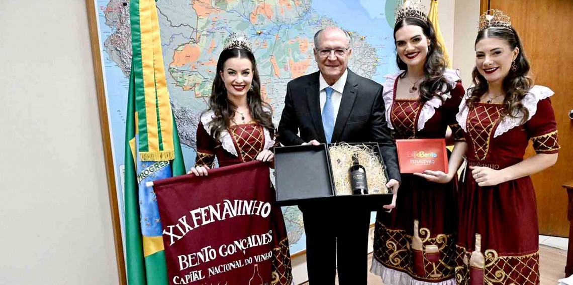  Corte da 19ª Fenavinho, Liege Sobirai, Ana Paula Cortes Foresti e Thais Centenaro, em visita ao vice-presidente da República, Geraldo Alckmin