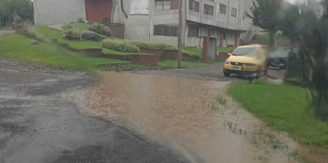 Rua Armelindo Bortolini onde parou o calçamento provocou problemas