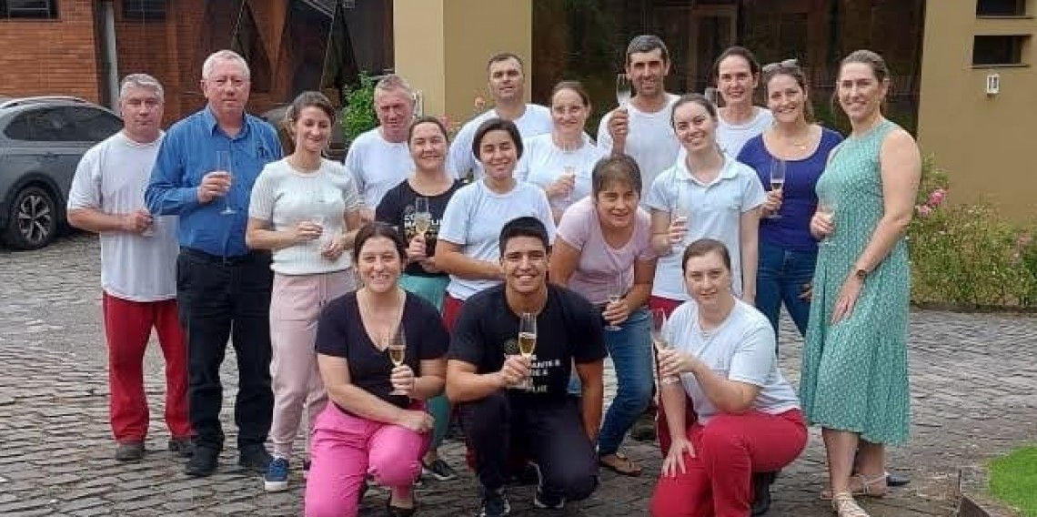 Time da vinícola comemora certificação