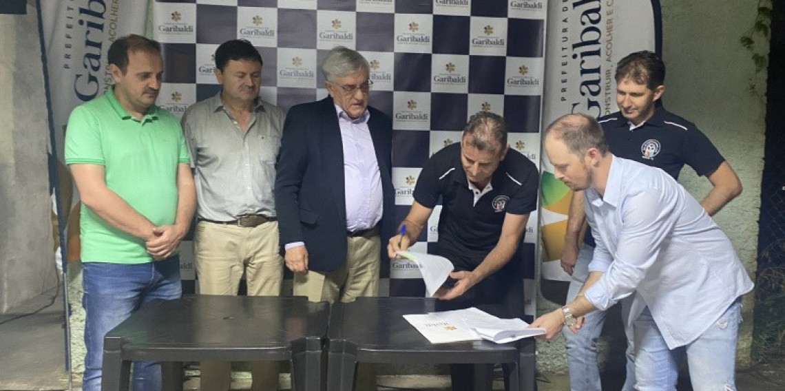 Presidente da Associação São Francisco de Esporte e Lazer, Eldo Milani também testemunhou com sua assinatura o acordo com o Município