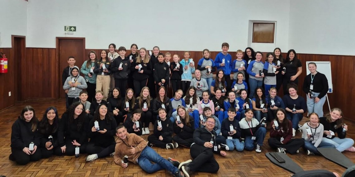 Alunos de cooperativas escolares visitaram Cooperativa Vinícola Garibaldi
