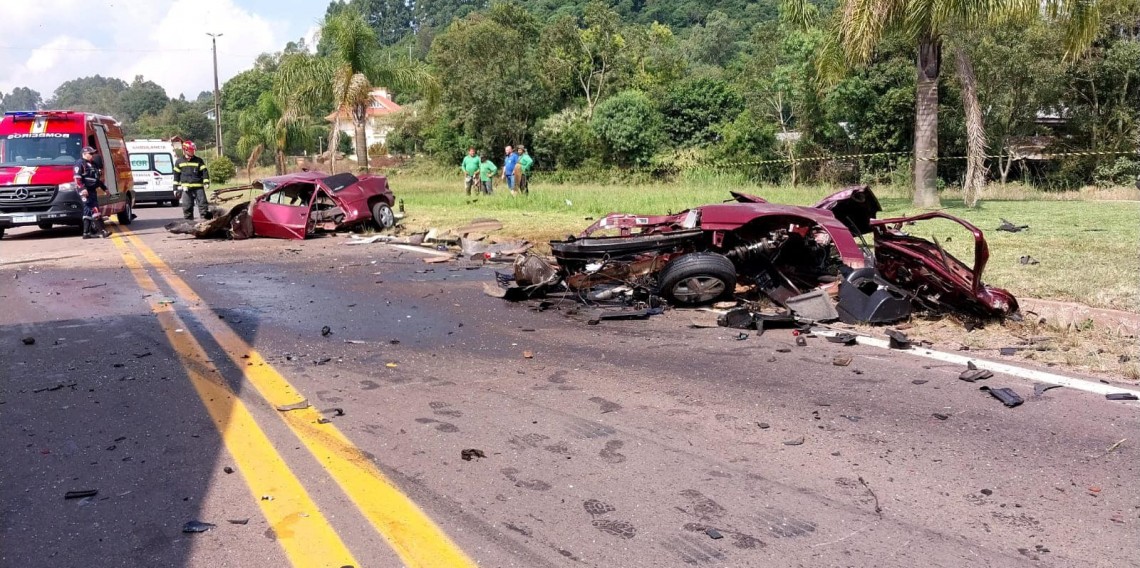 Carro partiu ao meio após o choque com a carreta