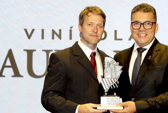 O gerente Comercial Regional Sul da Cooperativa Vinícola Aurora, Sílvio Martins Santos, recebeu em nome da organização o troféu de Melhor Fornecedora de Vinhos no Carrinho Agas 2023. 