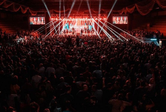 Show da dupla César Menotti & Fabiano reuniu mais de três mil pessoas no Ginásio Leonir Farina.
