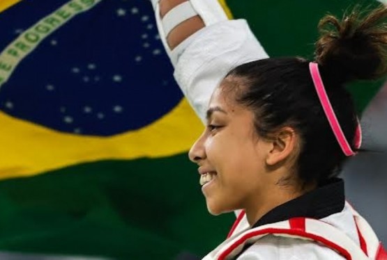 Maria Eduarda celebrou a conquista da medalha de ouro nos Jogos Parapan-Americanos de Santiago, no Chile.
