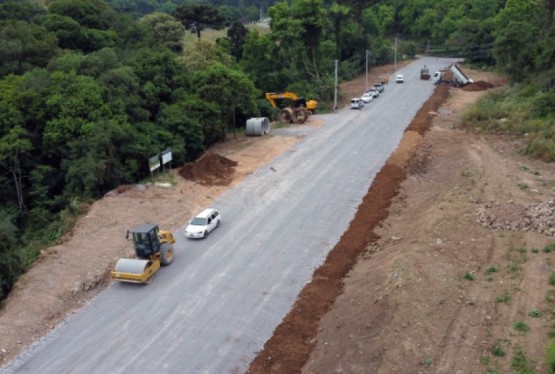 Foto de capa: A Secretaria de Obras inicia mais uma etapa na obra da rua Honorato Toretti