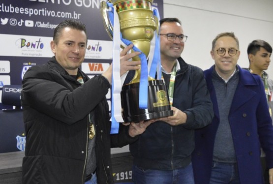 Presidente Luciano Hocsman, da Federação Gaúcha de Futebol, entregou o troféu de Campeão Gaúcho 2002 Série A2, conquistado pelo Clube Esportivo, ao presidente Leocir Glowacki, e ao prefeito de Bento Gonçalves, Diogo Siqueira.