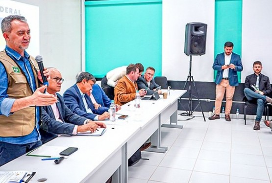 Presidente da Conab em reunião com integrantes do governo federal e entidades da agricultura familiar, em Lajeado.