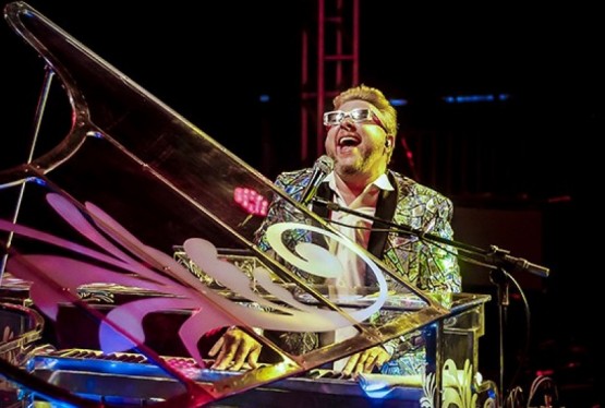 O artista gaúcho Rodrigo Soltton inova mais uma vez e estreia um projeto em homenagem a Elton John.