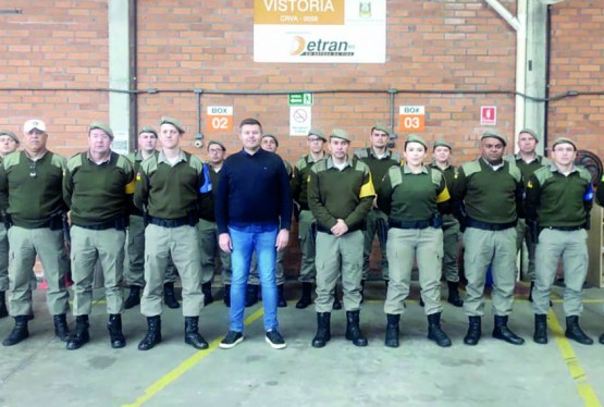 Marcelo Romio (ao centro) com integrantes do 3º Batalhão Rodoviário na sede do Dentran em Garibaldi.