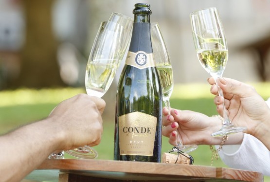 Leve e refrescante, o espumante Aurora Conde de Foucauld Brut Branco é produzido com as variedades Riesling