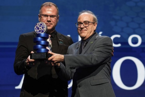 Diretor de Marketing e Vendas, Rodrigo Valerio, representou a cooperativa e recebeu a distinção da ADVB e recebeu os dois troféus       