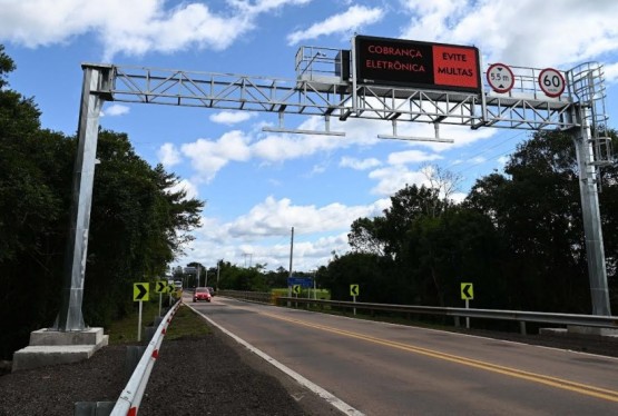 Aviso para pagamento pode ser visualizado nos pórticos do pedágio free flow nas regiões do Vale do Caí e da Serra Gaúcha