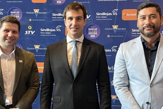 Yan Belo (E) e Marcio Cassiano (D), da Nutrire, com Giovanni Tumelero (C), presidente do Jornal do Comércio