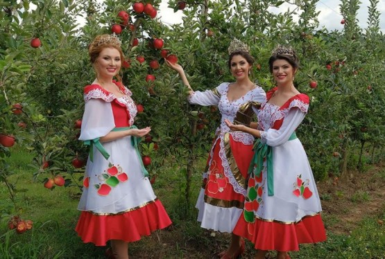 Princesa Gisele Rebelatto da Fonseca, imperatriz Taís Munaretti e princesa Angélica Verruck são as soberanas da XI Femaçã.