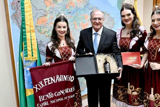  Corte da 19ª Fenavinho, Liege Sobirai, Ana Paula Cortes Foresti e Thais Centenaro, em visita ao vice-presidente da República, Geraldo Alckmin