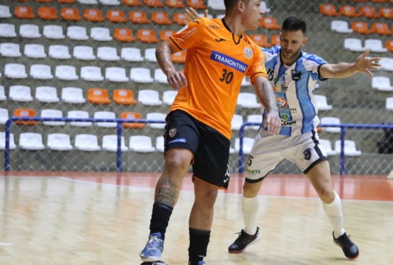Marco sustenta a bola na quadra de ataque