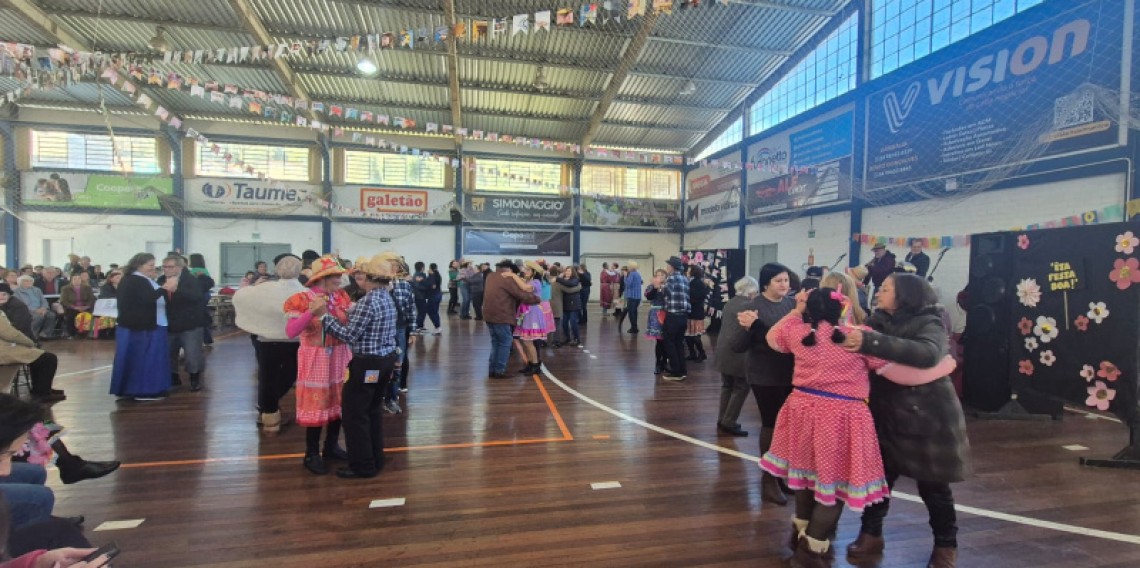 A programação foi marcada por momentos de confraternização e diversão, com destaque para o tradicional casamento caipira e um animado baile ao som da Banda Stringuini