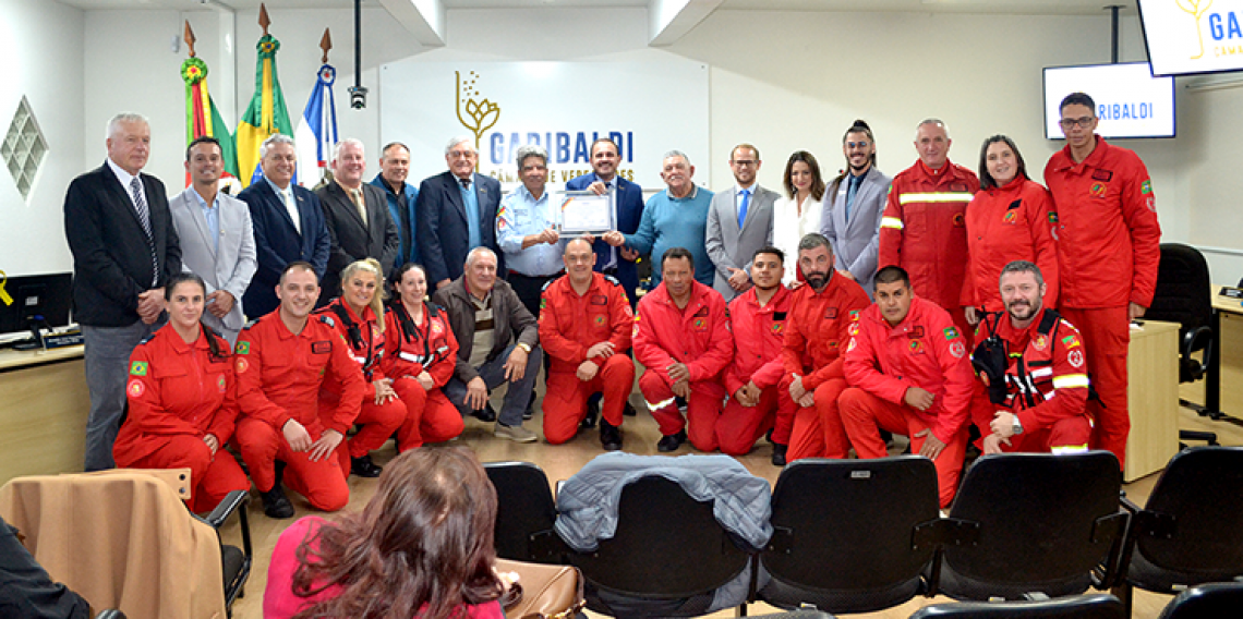 Bombeiros Voluntários e autoridades na entrega da homenagem