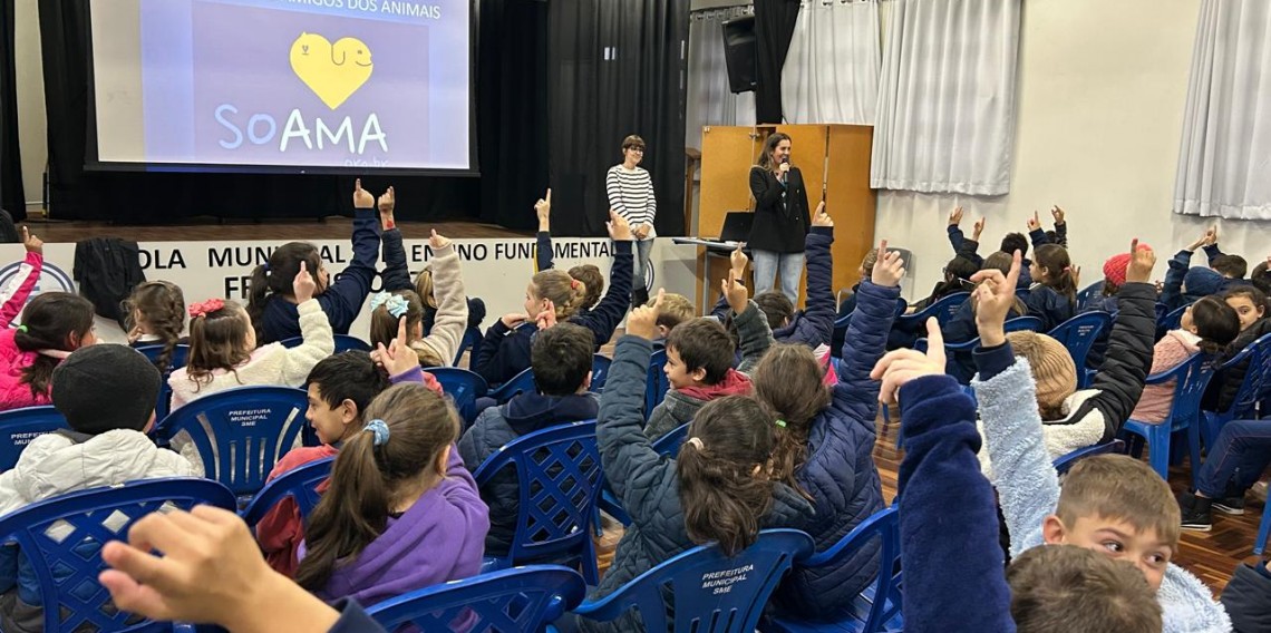 : CSG realiza a distribuição de cartilhas educativas no projeto "Plantando Sementes", da Soama, para alunos de escolas da região.