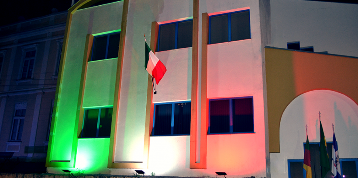 Fachada do prédio da Casa Legislativa iluminada com as cores da Itália