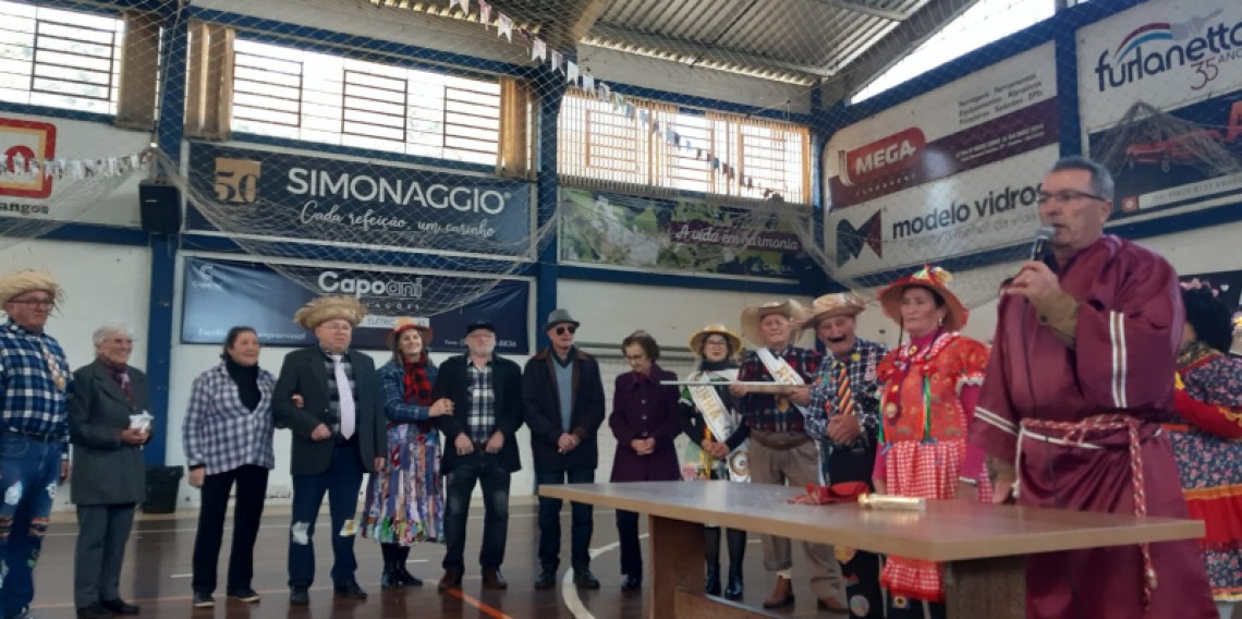 A programação foi marcada por momentos de confraternização e diversão, com destaque para o tradicional casamento caipira e um animado baile ao som da Banda Stringuini