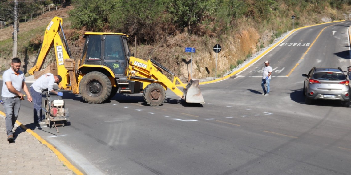 Equipe da Secretaria de Obras trabalha na instalação de dreno para melhorar a drenagem e aumentar a durabilidade do asfalto no cruzamento das ruas 14 de Julho e Alencar Araripe