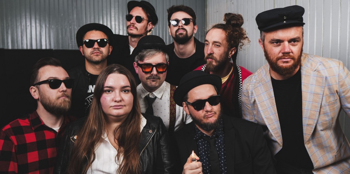 Formada por nove integrantes de Carlos Barbosa e Garibaldi, os Skaçulinhas têm influência de ska, reggae, ritmos latinos e rock’n’roll.